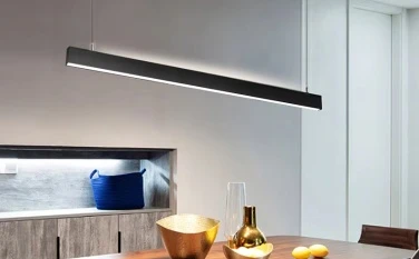 Como iluminar sua ilha de cozinha com uma luminária linear