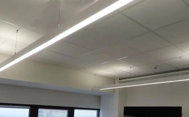 Como aprimorar tetos altos e grandes locais com iluminação embutida
